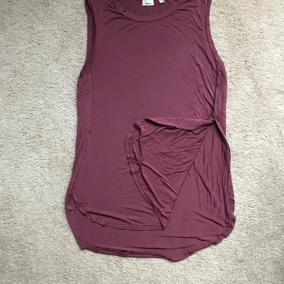 Deep pink tank w/ side slit - Picture 2 of 3